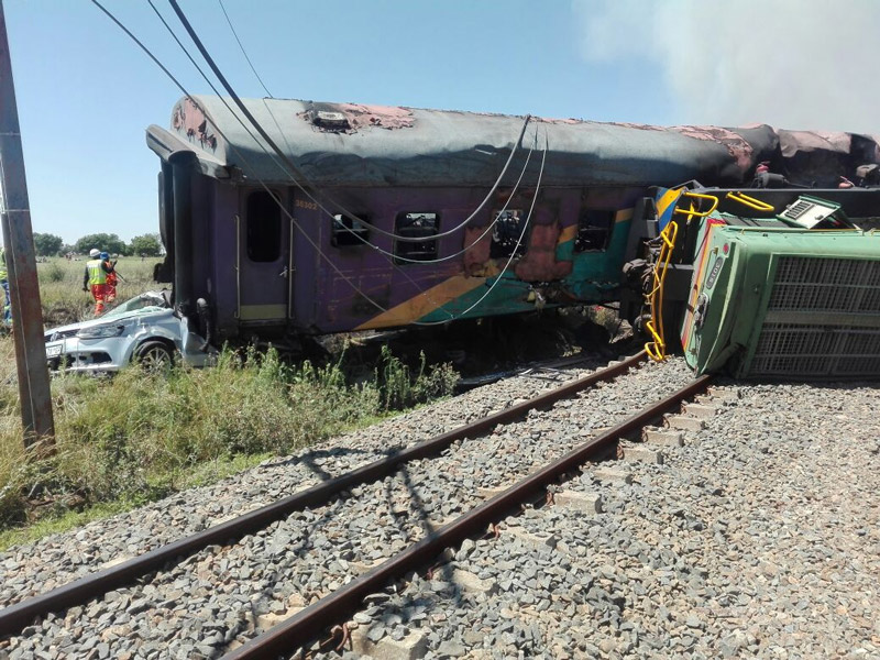 Νότια Αφρική: Τουλάχιστον 100 τραυματίες από σφοδρή σύγκρουση τρένου με φορτηγό - Φωτογραφία 2