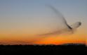 Φωτογραφία δείχνει σμήνος πουλιών να σχηματίζουν ένα γιγάντιο πουλί - Φωτογραφία 8