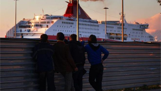 Μετανάστες εισέβαλαν σε πλοίο στην Πάτρα και απείλησαν να κάψουν τον καπετάνιο με φωτοβολίδα! - Φωτογραφία 1