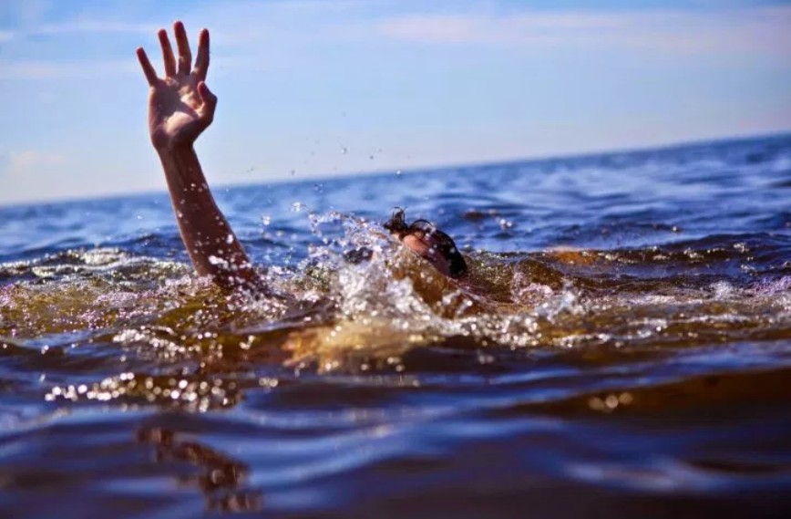 ΣΟΚΑΡΙΣΤΙΚΟ ΒΙΝΤΕΟ: Λουόμενοι ανασύρουν από τη θάλασσα πνιγμένη γυναίκα και της σώζουν την ζωή! [video] - Φωτογραφία 1