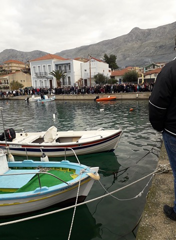 Πολύς κόσμος στον αγιασμό υδάτων στην ΠΑΛΑΙΡΟ (ΒΙΝΤΕΟ) - Φωτογραφία 3