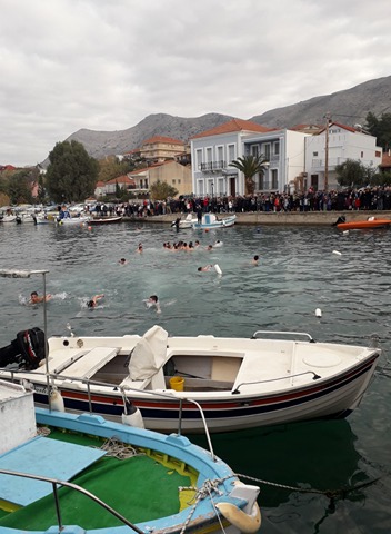 Πολύς κόσμος στον αγιασμό υδάτων στην ΠΑΛΑΙΡΟ (ΒΙΝΤΕΟ) - Φωτογραφία 5