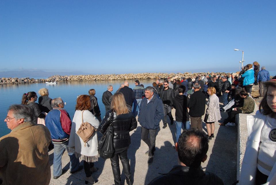 Χανιά: Σαν άλλη Μανταλένα… Γυναίκα έπιασε τον Σταυρό στον Πλατανιά [photos] - Φωτογραφία 6