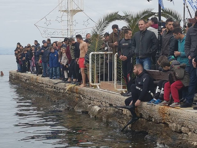 Ο αγιασμός των υδάτων στην παραλία της ΒΟΝΙΤΣΑΣ - Τον σταυρό έπιασε ο Στράτος Καλαντζής! (video Vicky Pantazis) - Φωτογραφία 2