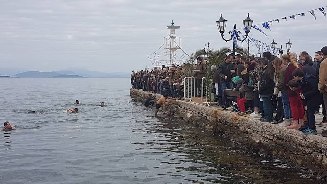 Ο αγιασμός των υδάτων στην παραλία της ΒΟΝΙΤΣΑΣ - Τον σταυρό έπιασε ο Στράτος Καλαντζής! (video Vicky Pantazis) - Φωτογραφία 3