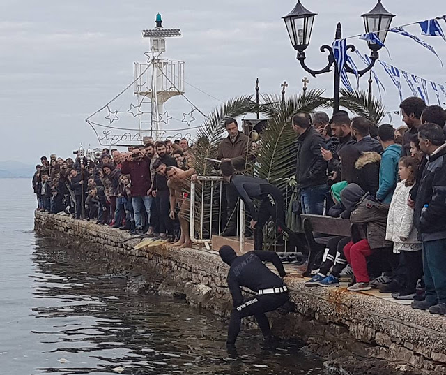 Ο αγιασμός των υδάτων στην παραλία της ΒΟΝΙΤΣΑΣ - Τον σταυρό έπιασε ο Στράτος Καλαντζής! (video Vicky Pantazis) - Φωτογραφία 6