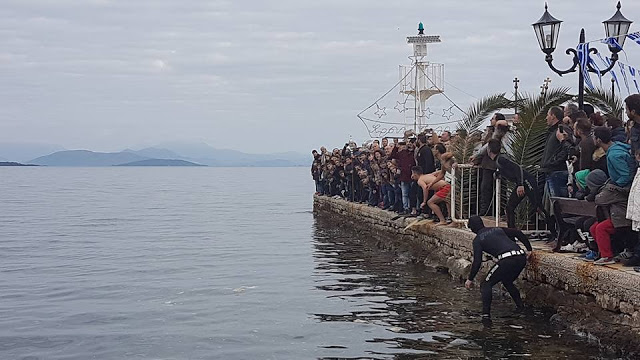 Ο αγιασμός των υδάτων στην παραλία της ΒΟΝΙΤΣΑΣ - Τον σταυρό έπιασε ο Στράτος Καλαντζής! (video Vicky Pantazis) - Φωτογραφία 8