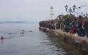 Ο αγιασμός των υδάτων στην παραλία της ΒΟΝΙΤΣΑΣ - Τον σταυρό έπιασε ο Στράτος Καλαντζής! (video Vicky Pantazis) - Φωτογραφία 3
