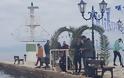 Ο αγιασμός των υδάτων στην παραλία της ΒΟΝΙΤΣΑΣ - Τον σταυρό έπιασε ο Στράτος Καλαντζής! (video Vicky Pantazis) - Φωτογραφία 9