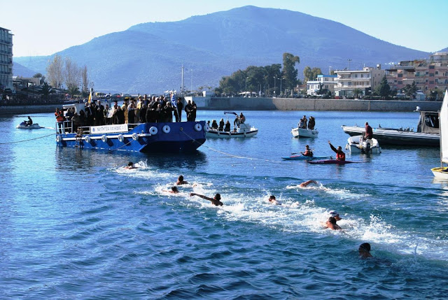 Θεοφάνεια 2018 στη Χαλκίδα: Με ηλιοφάνεια και λαμπρότητα εορτάστηκε ο Αγιασμός των Υδάτων - Ποιος έπιασε τον Σταυρό! (ΦΩΤΟ) - Φωτογραφία 3