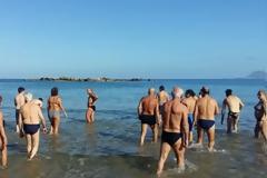 Θεοφάνεια: Βούτηξαν για τον σταυρό και οι χειμερινοί κολυμβητές στα Χανιά [photos+video]
