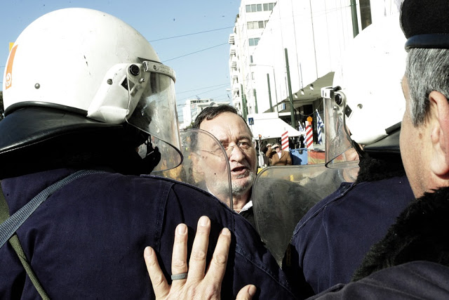 Ενταση με μέλη της ΛΑΕ και αστυνομικούς στον Πειραιά (φωτογραφίες) - Φωτογραφία 1