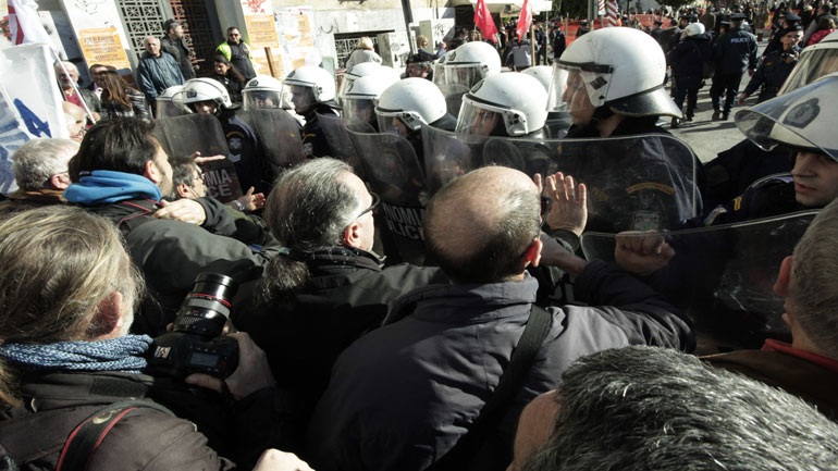 Ενταση με μέλη της ΛΑΕ και αστυνομικούς στον Πειραιά (φωτογραφίες) - Φωτογραφία 2