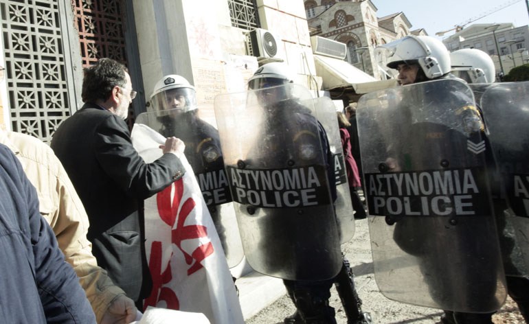 Ενταση με μέλη της ΛΑΕ και αστυνομικούς στον Πειραιά (φωτογραφίες) - Φωτογραφία 3