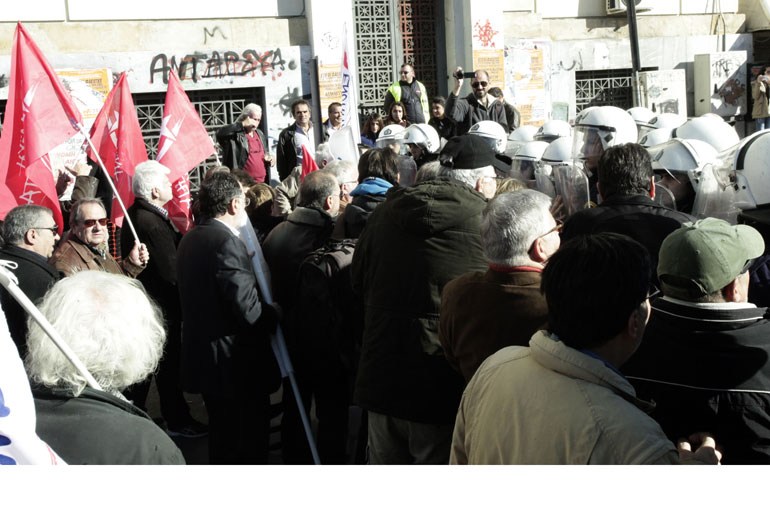 Ενταση με μέλη της ΛΑΕ και αστυνομικούς στον Πειραιά (φωτογραφίες) - Φωτογραφία 4