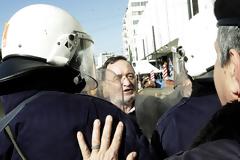 Ενταση με μέλη της ΛΑΕ και αστυνομικούς στον Πειραιά (φωτογραφίες)