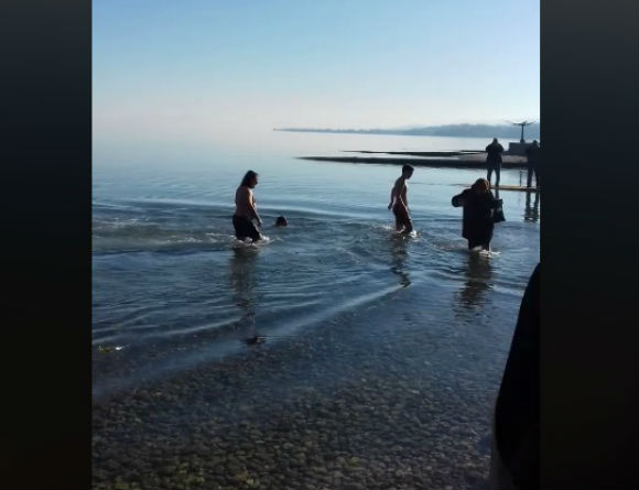 Δήλεσι: Γυναίκα μπήκε με τα ρούχα στη θάλασσα για να πιάσει τον Σταυρό (ΒΙΝΤΕΟ) - Φωτογραφία 1
