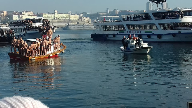 Κωνσταντινούπολη: Με την ελληνική σημαία και τον Εθνικό ύμνο στον Βόσπορο για το σταυρό! - Φωτογραφία 12