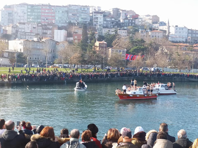 Κωνσταντινούπολη: Με την ελληνική σημαία και τον Εθνικό ύμνο στον Βόσπορο για το σταυρό! - Φωτογραφία 16