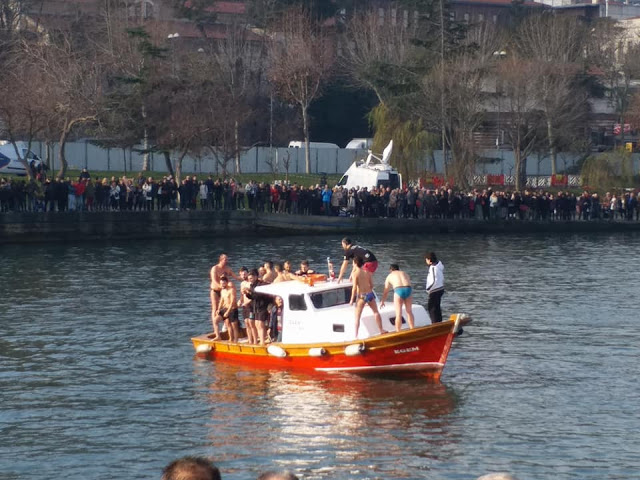 Κωνσταντινούπολη: Με την ελληνική σημαία και τον Εθνικό ύμνο στον Βόσπορο για το σταυρό! - Φωτογραφία 19