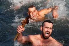 Συγκίνηση στην Κωνσταντινούπολη! Ο Αγρινιώτης Νίκος Σωλής έπιασε πρώτος τον Σταυρό (ΦΩΤΟ)