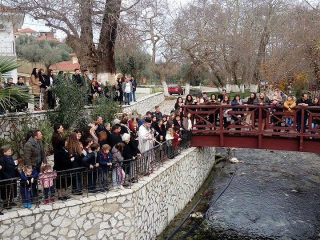 Αγιασμός των υδάτων στο ΠΟΤΑΜΙ στο ΜΟΝΑΣΤΗΡΑΚΙ Βόνιτσας (ΦΩΤΟ-ΒΙΝΤΕΟ: Κώστας Πετρόπουλος) - Φωτογραφία 8