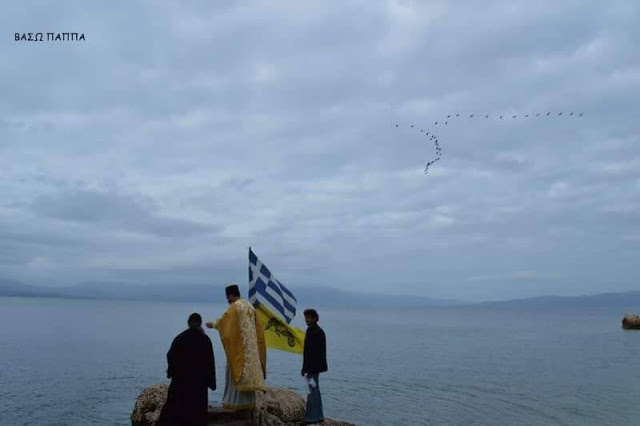 ΚΑΝΔΗΛΑ: Ο Αγιασμός των Υδάτων στην παραλία Ελιά (ΦΩΤΟ: Βάσω Παππά) - Φωτογραφία 16