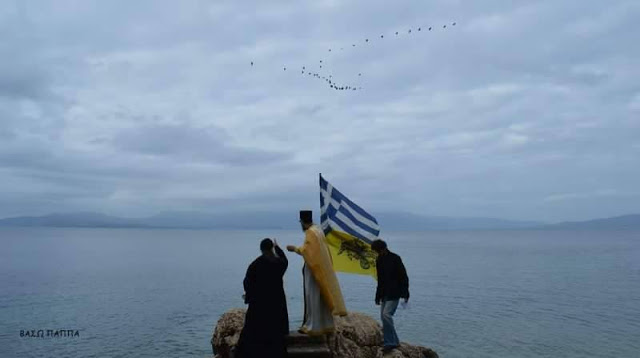 ΚΑΝΔΗΛΑ: Ο Αγιασμός των Υδάτων στην παραλία Ελιά (ΦΩΤΟ: Βάσω Παππά) - Φωτογραφία 17