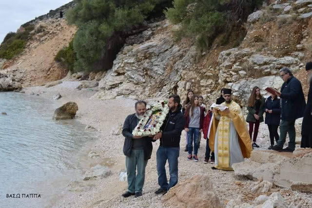 ΚΑΝΔΗΛΑ: Ο Αγιασμός των Υδάτων στην παραλία Ελιά (ΦΩΤΟ: Βάσω Παππά) - Φωτογραφία 3