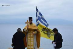ΚΑΝΔΗΛΑ: Ο Αγιασμός των Υδάτων στην παραλία Ελιά (ΦΩΤΟ: Βάσω Παππά)