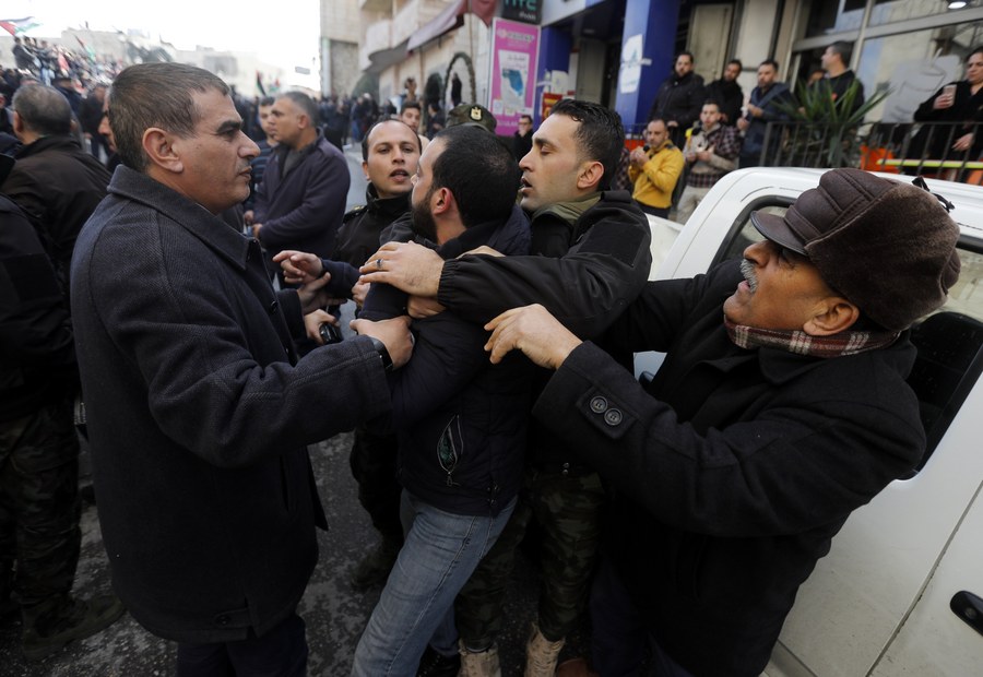 Βηθλεέμ: Επιτέθηκαν στο αυτοκίνητο που μετέφερε τον Πατριάρχη Ιεροσολύμων - Φωτογραφία 15