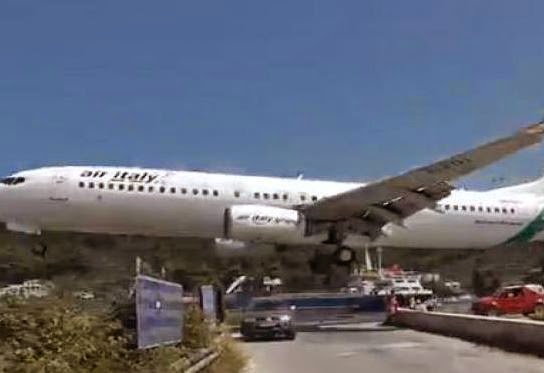 ΑΠΙΣΤΕΥΤΟ βίντεο στη Σκιάθο: Δείτε προσγείωση αεροπλάνου που προκαλεί τρόμο - Φωτογραφία 1