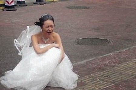 Δε πάει καλά ο κόσμος: Δείτε γιατί το έσκασε ο γαμπρός την ημέρα του γάμου... [photos] - Φωτογραφία 1