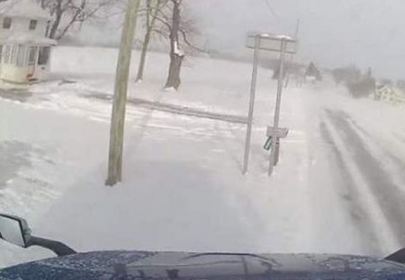 Οδήγηση σε πάγο και χιόνι - Πόσο εύκολα διπλώνει μια νταλίκα [video] - Φωτογραφία 1