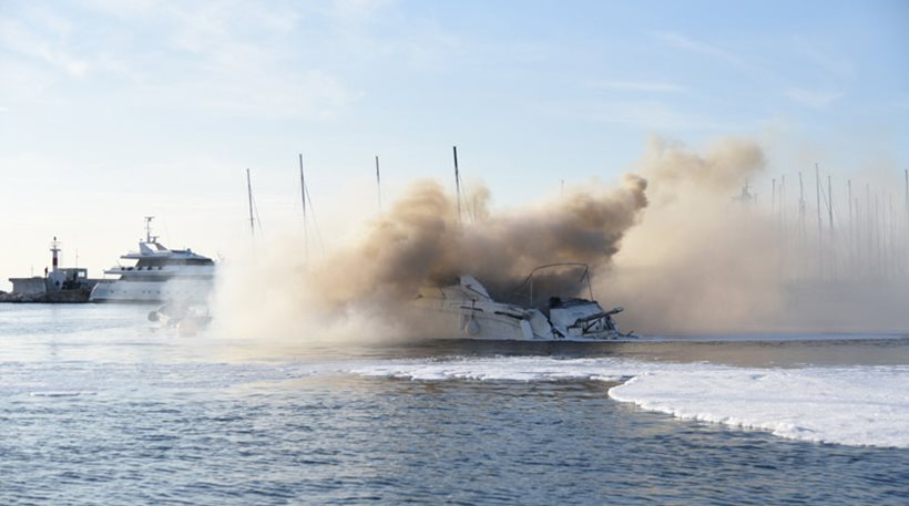 Φωτιά σε σκάφος στη Μαρίνα Αλίμου - Φωτογραφία 1