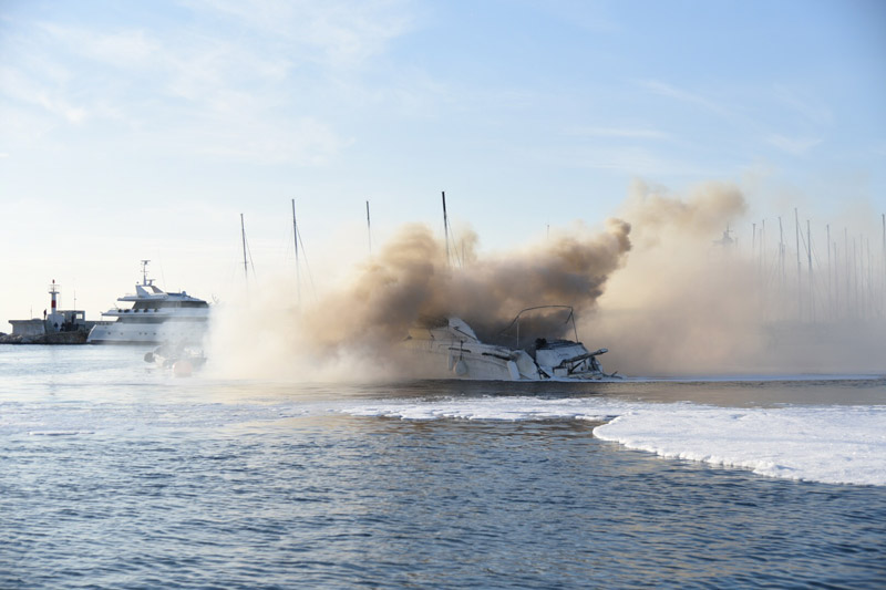 Φωτιά σε σκάφος στη Μαρίνα Αλίμου - Φωτογραφία 5
