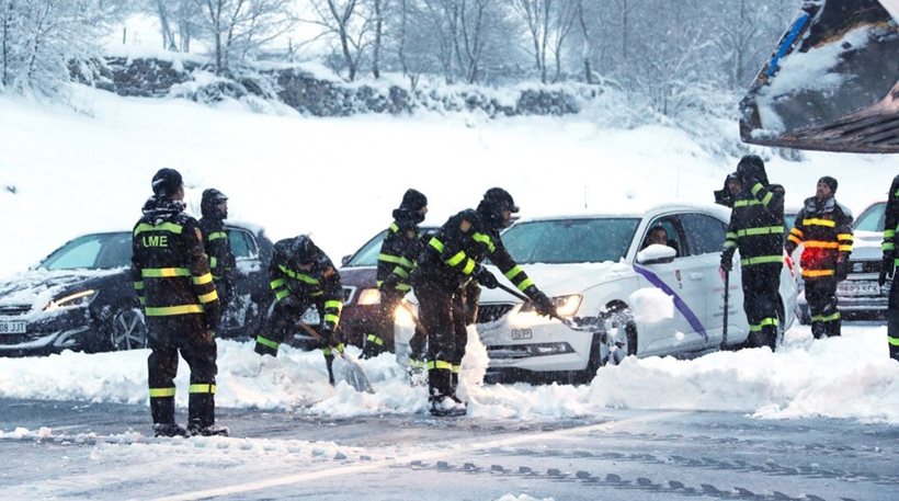 Ισπανία: Διασώθηκαν οδηγοί που είχαν εγκλωβιστεί από εχθές στα αμάξια τους εξαιτίας χιονοθύελλας - Φωτογραφία 1