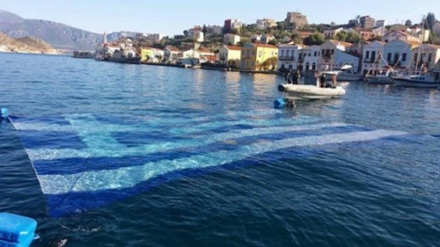Στο Καστελόριζο η μεγαλύτερη υποβρύχια ελληνική σημαία – ΦΩΤΟ - Φωτογραφία 1