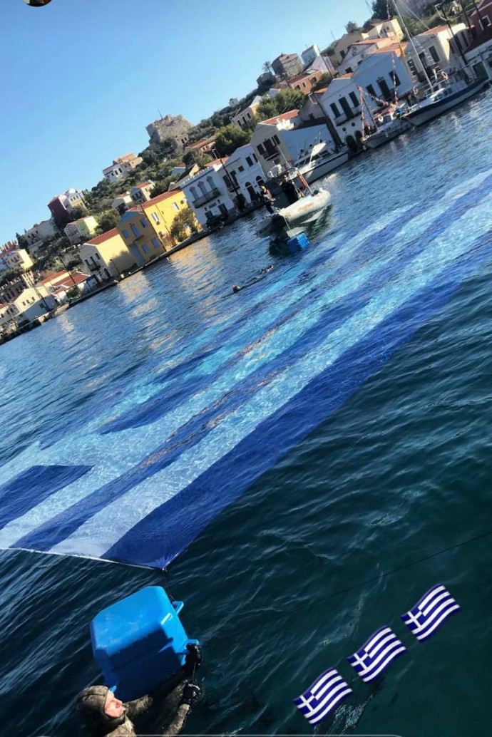 Στο Καστελόριζο η μεγαλύτερη υποβρύχια ελληνική σημαία (φωτογραφίες) - Φωτογραφία 3