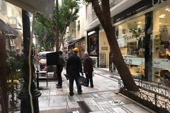 Ξήλωσαν με τροχούς κοπής τα τραπεζάκια στην Τσακάλωφ