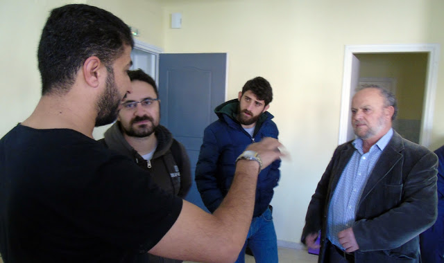 Τους πρόσφυγες και μετανάστες στο Λιμεναρχείο Λευκάδας επισκέφτηκε κλιμάκιο του ΚΚΕ με επικεφαλής τον Νίκο Μωραΐτη - Φωτογραφία 1