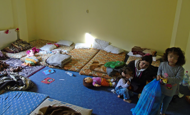 Τους πρόσφυγες και μετανάστες στο Λιμεναρχείο Λευκάδας επισκέφτηκε κλιμάκιο του ΚΚΕ με επικεφαλής τον Νίκο Μωραΐτη - Φωτογραφία 2