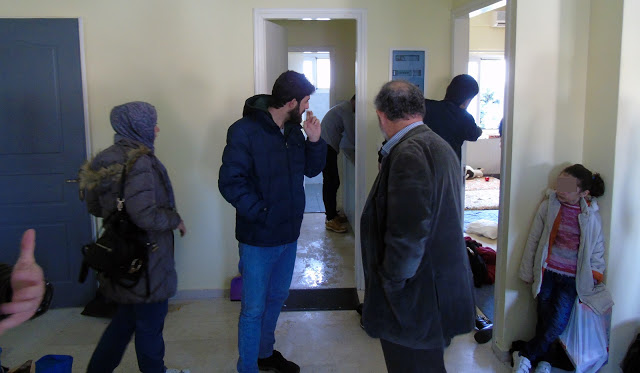 Τους πρόσφυγες και μετανάστες στο Λιμεναρχείο Λευκάδας επισκέφτηκε κλιμάκιο του ΚΚΕ με επικεφαλής τον Νίκο Μωραΐτη - Φωτογραφία 3