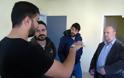 Τους πρόσφυγες και μετανάστες στο Λιμεναρχείο Λευκάδας επισκέφτηκε κλιμάκιο του ΚΚΕ με επικεφαλής τον Νίκο Μωραΐτη