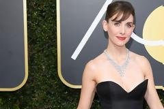 Η Alison Brie με δημιουργία του Βασίλη Ζούλια στην 75η τελετή απονομής των Χρυσών Σφαιρών