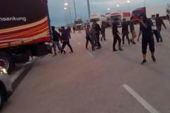 Λιμενικός έσπασε το πόδι του καταδιώκοντας παράτυπους μετανάστες (ΦΩΤΟ)
