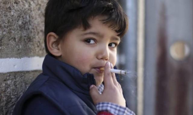 Το χωριό που βάζουν τα παιδιά να καπνίζουν γιατί έτσι προστάζει το… έθιμο! - Φωτογραφία 1
