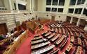 Στη Βουλή το πολυνομοσχέδιο: Τι προβλέπει για πλειστηριασμούς, απεργίες, επιδόματα