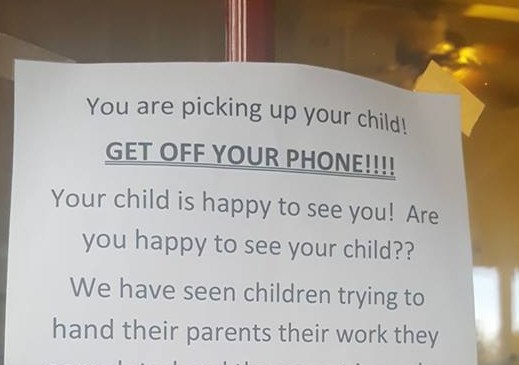 «Παίρνετε τα παιδιά σας από το σχολείο. Κλείστε το κινητό!»: Το ηχηρό μήνυμα αυτού του σχολείου στους γονείς - Φωτογραφία 1