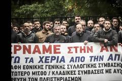Μέγαρο Μαξίμου - Μέλος του ΠΑΜΕ «έστειλε» με γροθιά στο νοσοκομείο Αρχιφύλακα της ΟΠΚΕ [Εικόνες - Βίντεο]